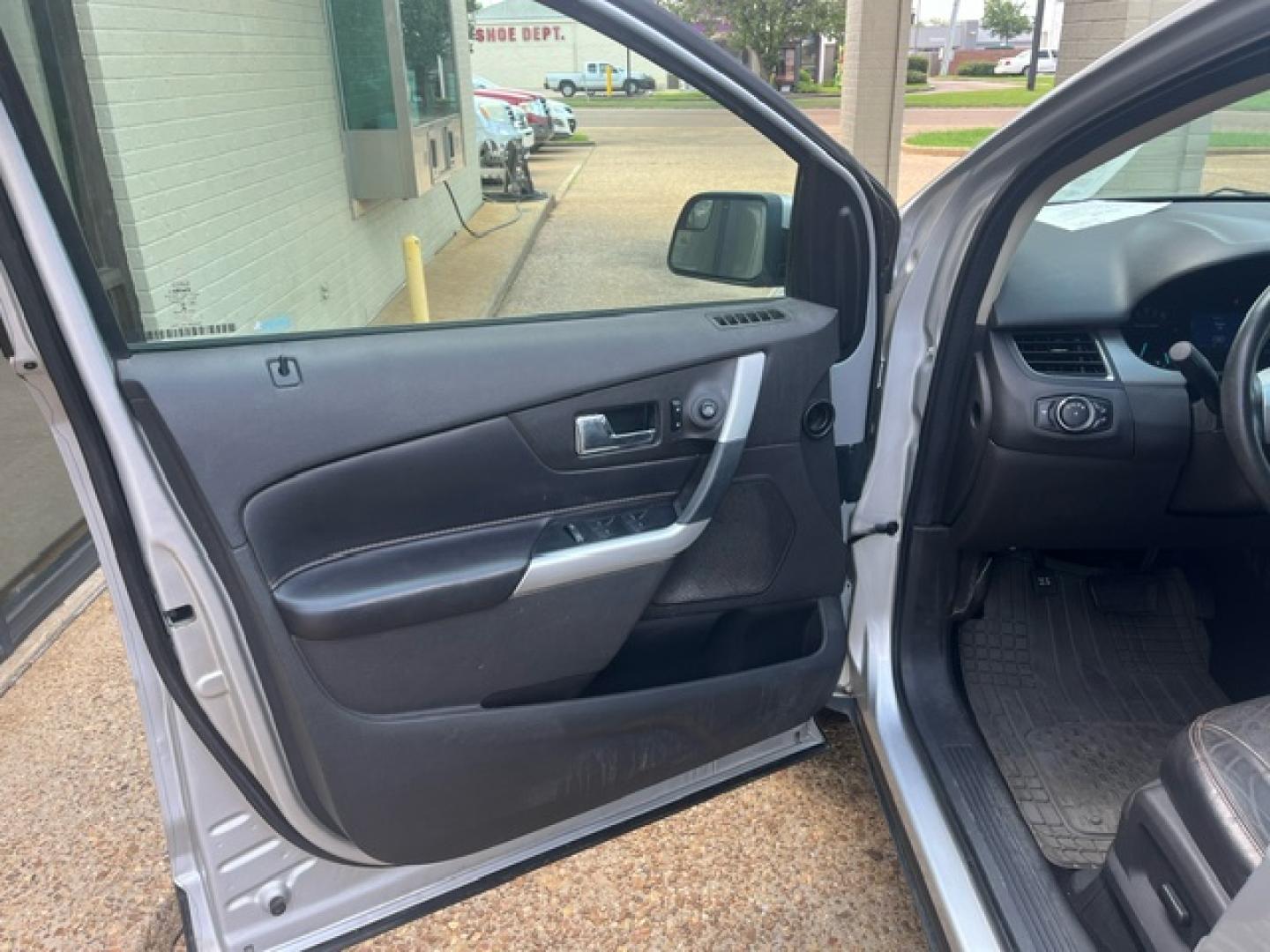 2013 SILVER /Black w/ Leather seats FORD EDGE SEL SEL (2FMDK3JC6DB) with an 3.5L V6 DOHC 24V engine, 6- Speed automatic transmission, located at 922 W. Beacon St., Philadelphia, MS, 39350, (601) 650-3675, 32.770447, -89.127151 - Title:2013 Ford Edge SEL FWD Year:2013 Make: Ford Model: Edge Engine:3.5L V6 DOHC 24V Body: SPORT UTILITY 4-DR Transmission:6-Speed Automatic Drive Type: FWD Mpg City:21 Mpg:30 Trim: SEL Seat: 7 w/ Third row - Photo#8