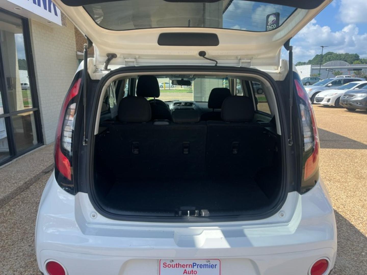 2019 WHITE KIA SOUL + (PLUS) Plus (KNDJP3A58K7) with an 2.0L L4 DOHC 16V engine, 6-Speed Automatic transmission, located at 922 W. Beacon St., Philadelphia, MS, 39350, (601) 650-3675, 32.770447, -89.127151 - Title: 2019 Kia Soul Year: 2019 Make: Kia Model: Soul Engine: 2.0L L4 DOHC 16V Body: WAGON 4-DR Transmission: 6- Speed automatic Drive Type: FWD MPG City: 26 MPG City: 31 - Photo#4