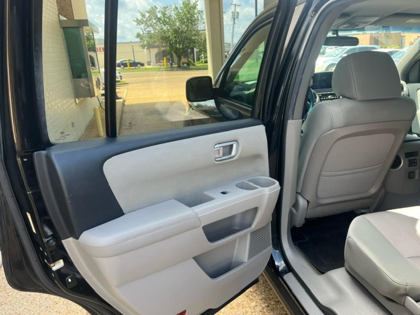 2013 BLACK HONDA PILOT EX EX (5FNYF3H46DB) with an 3.5L V6 SOHC 24V engine, 5-Speed Automatic transmission, located at 922 W. Beacon St., Philadelphia, MS, 39350, (601) 650-3675, 32.770447, -89.127151 - Title: 2013 Honda Pilot EX Year: 2013 Make: Honda Model: Pilot Engine: 3.5L V6 SOHC 24V Body: SPORT UTILITY 4-DR Transmission: 5-Speed Automatic Drive Type: FWD Mpg City: 18 Mpg: 25 Trim: EX - Photo#5