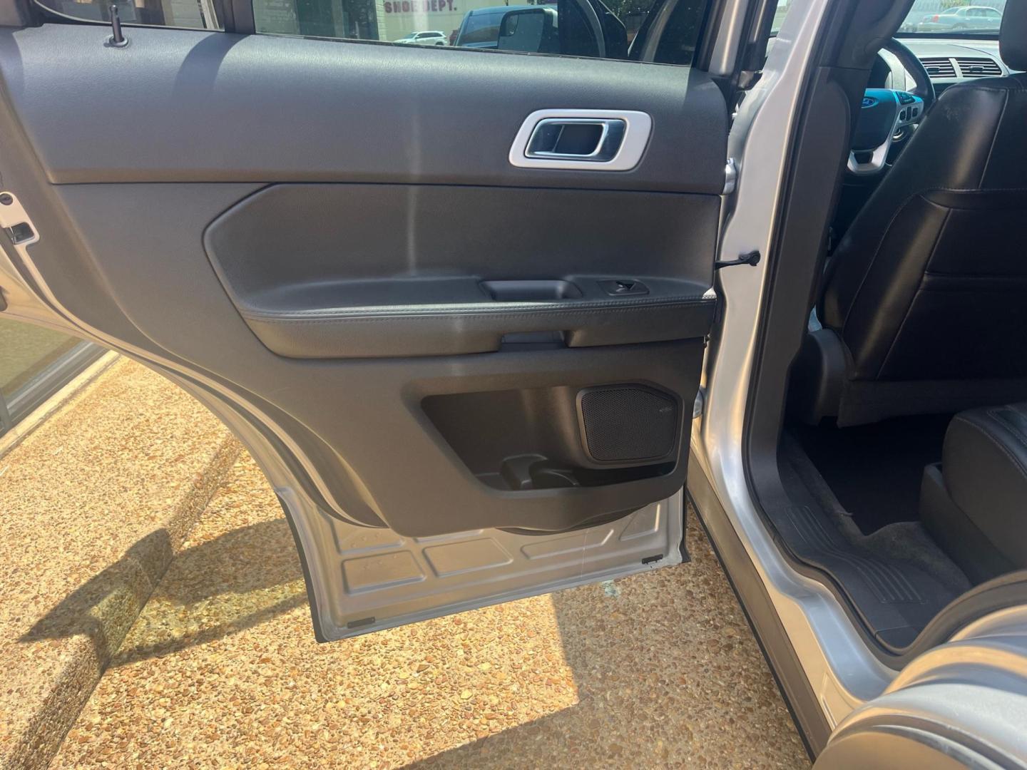 2012 SILVER /Black leather FORD EXPLORER LIMITED Limited (1FMHK7F81CG) with an 3.5L V6 DOHC 24V engine, 6-Speed Automatic transmission, located at 922 W. Beacon St., Philadelphia, MS, 39350, (601) 650-3675, 32.770447, -89.127151 - Title: 2012 Ford Explorer Limited Year: 2012 Make: Ford Model: Explorer Engine: 3.5L V6 DOHC 24V Body: SPORT UTILITY 4-DR Transmission: 6-Speed Automatic Drive Type: FWD Mpg City: 20 Mpg: 28 Trim: Limited - Photo#4