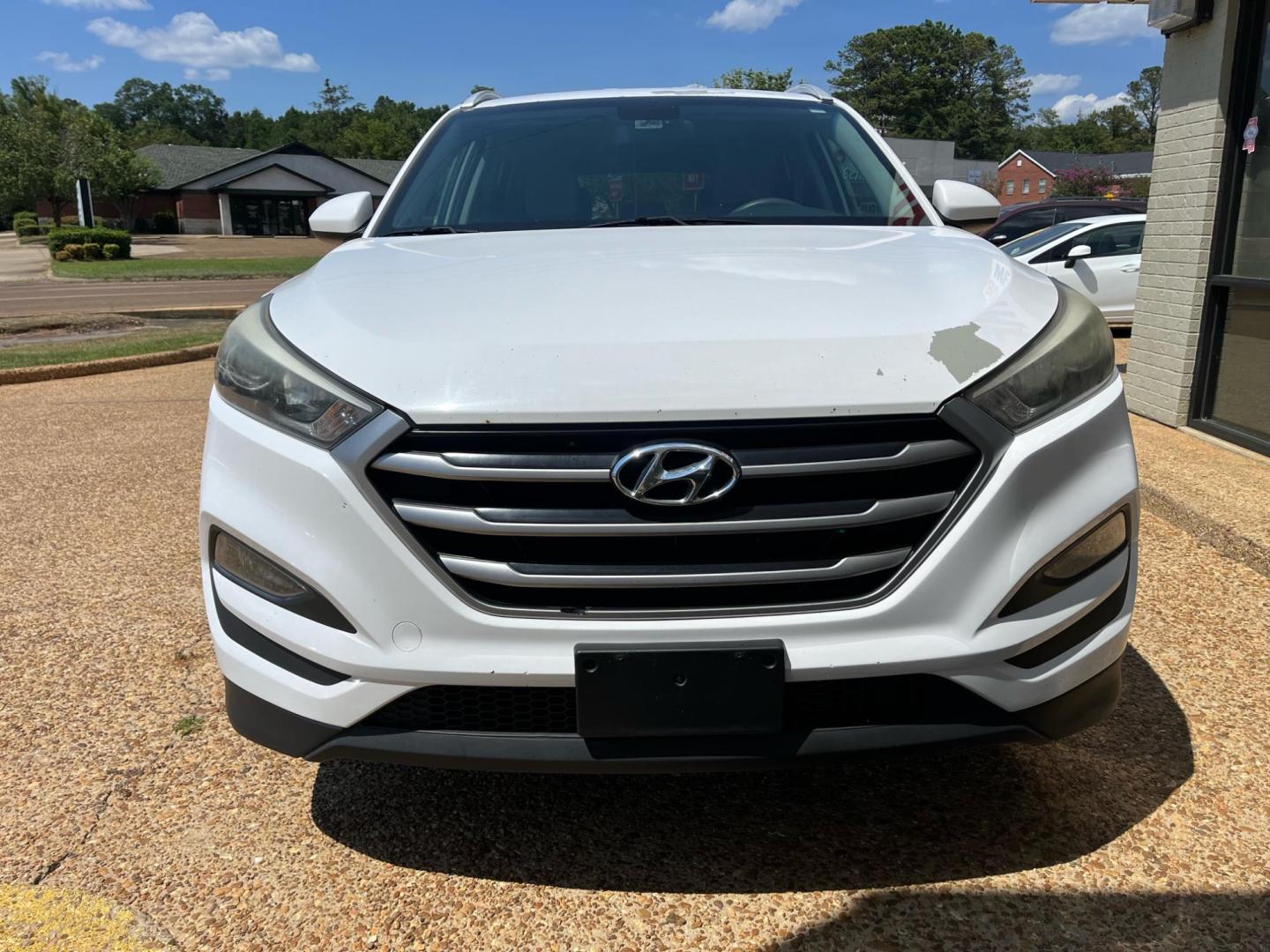 2017 WHITE /Black leather HYUNDAI TUCSON LIMITED; SPOR Limited Sport (KM8J33A4XHU) with an 2.0L L4 DOHC 16V engine, 6-Speed Automatic transmission, located at 922 W. Beacon St., Philadelphia, MS, 39350, (601) 650-3675, 32.770447, -89.127151 - Title: 2017 Hyundai Tucson SE w/Preferred Package Year: 2017 Make: Hyundai Model: Tucson Engine: 2.0L L4 DOHC 16V Body: SPORT UTILITY 4-DR Transmission: 6A Drive Type: FWD Mpg City: 23 Mpg: 30 Trim: SE w/Preferred Package - Photo#1