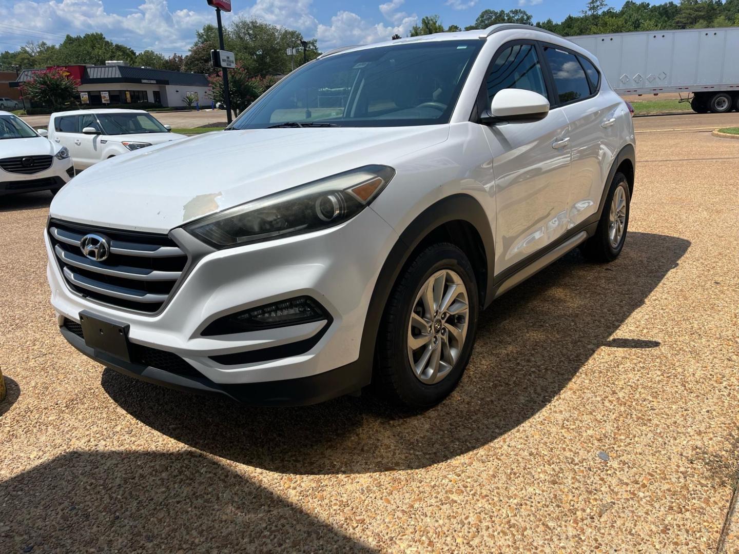 2017 WHITE /Black leather HYUNDAI TUCSON LIMITED; SPOR Limited Sport (KM8J33A4XHU) with an 2.0L L4 DOHC 16V engine, 6-Speed Automatic transmission, located at 922 W. Beacon St., Philadelphia, MS, 39350, (601) 650-3675, 32.770447, -89.127151 - Title: 2017 Hyundai Tucson SE w/Preferred Package Year: 2017 Make: Hyundai Model: Tucson Engine: 2.0L L4 DOHC 16V Body: SPORT UTILITY 4-DR Transmission: 6A Drive Type: FWD Mpg City: 23 Mpg: 30 Trim: SE w/Preferred Package - Photo#3