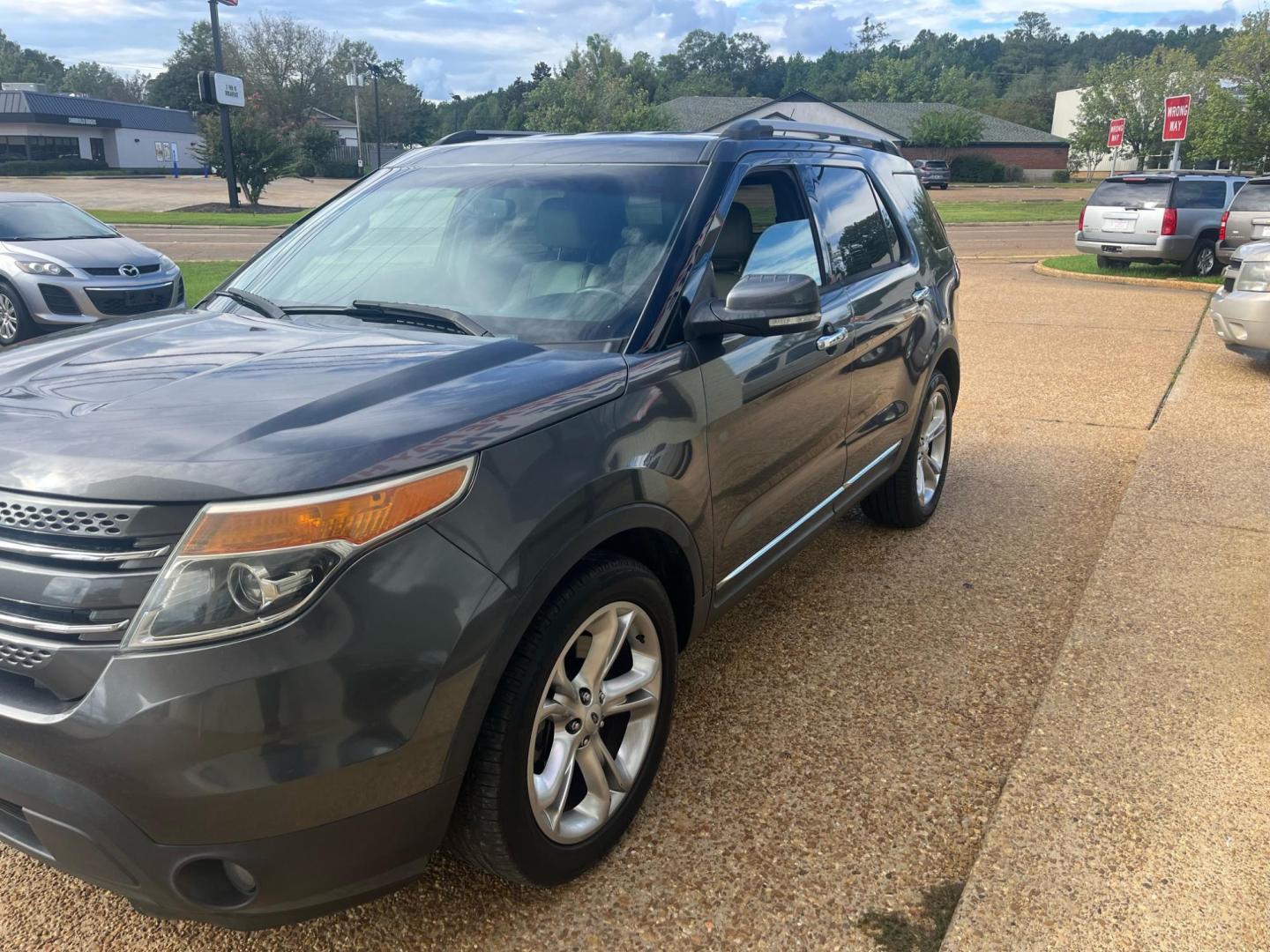 2015 GRAY FORD EXPLORER LIMITED Limited (1FM5K7F87FG) with an 3.5L V6 DOHC 24V engine, 6-Speed Automatic transmission, located at 922 W. Beacon St., Philadelphia, MS, 39350, (601) 650-3675, 32.770447, -89.127151 - Title: 2015 Ford Explorer Limited FWD Year: 2015 Make: Ford Model: Explorer Engine: 3.5L V6 DOHC 24V Body: SPORT UTILITY 4-DR Transmission: 6-Speed Automatic Drive Type: FWD Mpg City: 17 Mpg: 24 Trim: Limited FWD - Photo#3