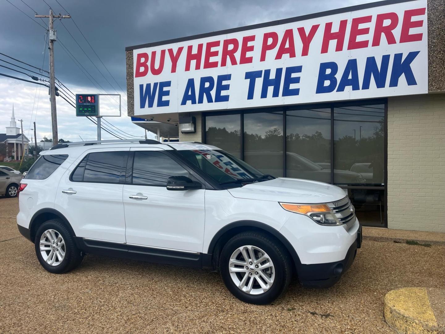 2015 WHITE FORD EXPLORER XLT (1FM5K7D80FG) , located at 922 W. Beacon St., Philadelphia, MS, 39350, (601) 650-3675, 32.770447, -89.127151 - Photo#0