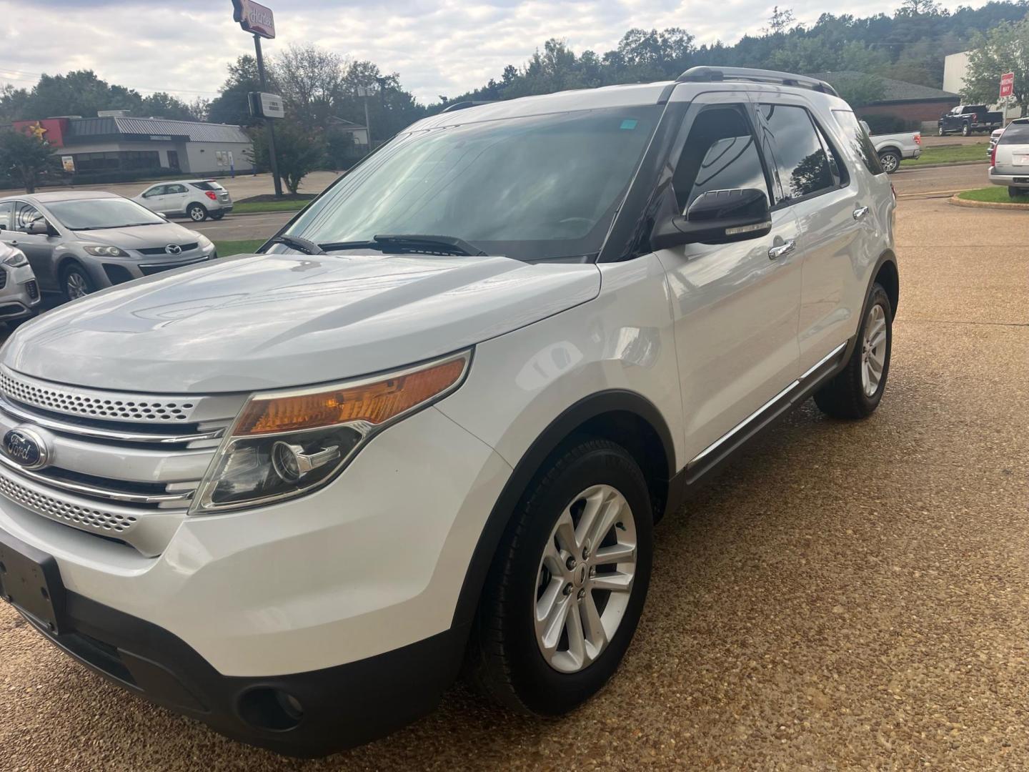 2015 WHITE FORD EXPLORER XLT (1FM5K7D80FG) , located at 922 W. Beacon St., Philadelphia, MS, 39350, (601) 650-3675, 32.770447, -89.127151 - Photo#1