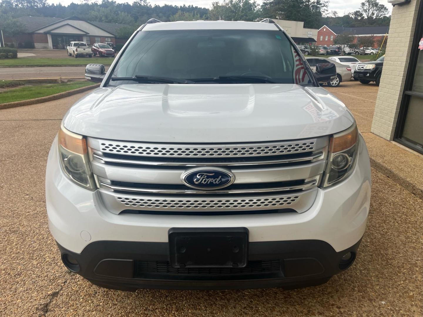 2015 WHITE FORD EXPLORER XLT (1FM5K7D80FG) , located at 922 W. Beacon St., Philadelphia, MS, 39350, (601) 650-3675, 32.770447, -89.127151 - Photo#2