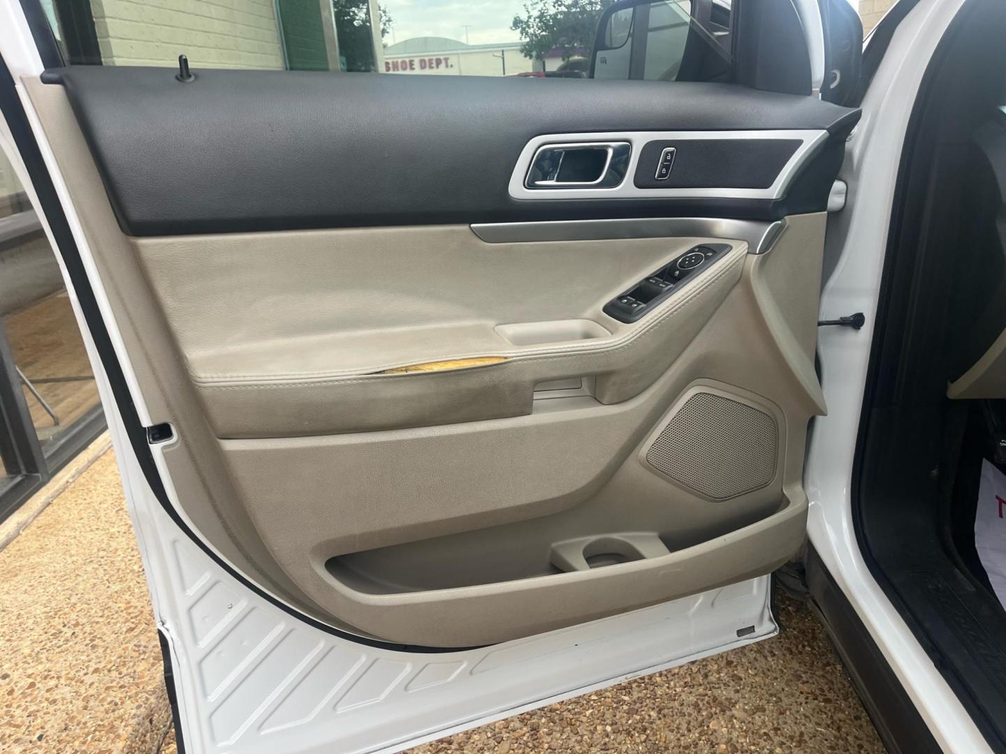 2015 WHITE FORD EXPLORER XLT (1FM5K7D80FG) , located at 922 W. Beacon St., Philadelphia, MS, 39350, (601) 650-3675, 32.770447, -89.127151 - Photo#4