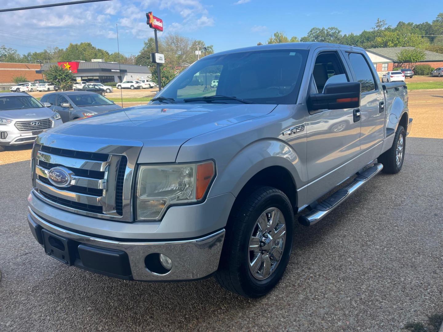 2009 SILVER /Grey FORD F-150 XL; LIMITED; X XLT (1FTPW02V79K) with an 5.4L V8 SOHC 24V FFV engine, 4-Speed Automatic transmission, located at 922 W. Beacon St., Philadelphia, MS, 39350, (601) 650-3675, 32.770447, -89.127151 - Title: 2009 Ford F-150 XLT Super Crew 6.5-ft. Bed Flare side 2WD Year: 2009 Make: Ford Model: F-150 Engine: 5.4L V8 SOHC 24V FFV Body: CREW CAB PICKUP 4-DR Transmission: 4-Speed Automatic Drive Type: RWD Mpg City: 15 Mpg: 20 Trim: XLT Super Crew 6.5-ft. Bed Flare side 2WD - Photo#1