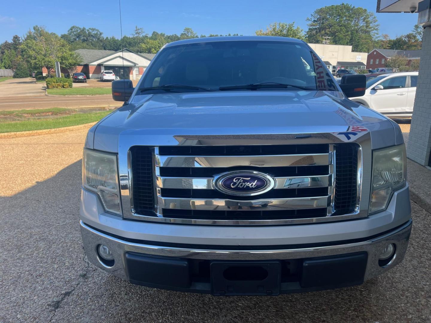 2009 SILVER /Grey FORD F-150 XL; LIMITED; X XLT (1FTPW02V79K) with an 5.4L V8 SOHC 24V FFV engine, 4-Speed Automatic transmission, located at 922 W. Beacon St., Philadelphia, MS, 39350, (601) 650-3675, 32.770447, -89.127151 - Title: 2009 Ford F-150 XLT Super Crew 6.5-ft. Bed Flare side 2WD Year: 2009 Make: Ford Model: F-150 Engine: 5.4L V8 SOHC 24V FFV Body: CREW CAB PICKUP 4-DR Transmission: 4-Speed Automatic Drive Type: RWD Mpg City: 15 Mpg: 20 Trim: XLT Super Crew 6.5-ft. Bed Flare side 2WD - Photo#2