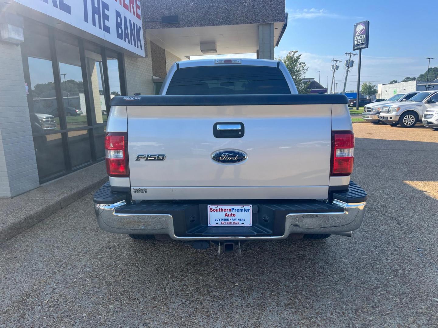 2009 SILVER /Grey FORD F-150 XL; LIMITED; X XLT (1FTPW02V79K) with an 5.4L V8 SOHC 24V FFV engine, 4-Speed Automatic transmission, located at 922 W. Beacon St., Philadelphia, MS, 39350, (601) 650-3675, 32.770447, -89.127151 - Title: 2009 Ford F-150 XLT Super Crew 6.5-ft. Bed Flare side 2WD Year: 2009 Make: Ford Model: F-150 Engine: 5.4L V8 SOHC 24V FFV Body: CREW CAB PICKUP 4-DR Transmission: 4-Speed Automatic Drive Type: RWD Mpg City: 15 Mpg: 20 Trim: XLT Super Crew 6.5-ft. Bed Flare side 2WD - Photo#3