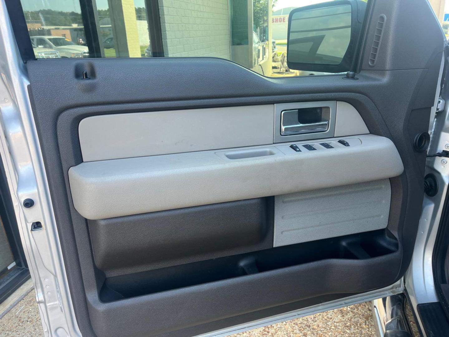 2009 SILVER /Grey FORD F-150 XL; LIMITED; X XLT (1FTPW02V79K) with an 5.4L V8 SOHC 24V FFV engine, 4-Speed Automatic transmission, located at 922 W. Beacon St., Philadelphia, MS, 39350, (601) 650-3675, 32.770447, -89.127151 - Title: 2009 Ford F-150 XLT Super Crew 6.5-ft. Bed Flare side 2WD Year: 2009 Make: Ford Model: F-150 Engine: 5.4L V8 SOHC 24V FFV Body: CREW CAB PICKUP 4-DR Transmission: 4-Speed Automatic Drive Type: RWD Mpg City: 15 Mpg: 20 Trim: XLT Super Crew 6.5-ft. Bed Flare side 2WD - Photo#4