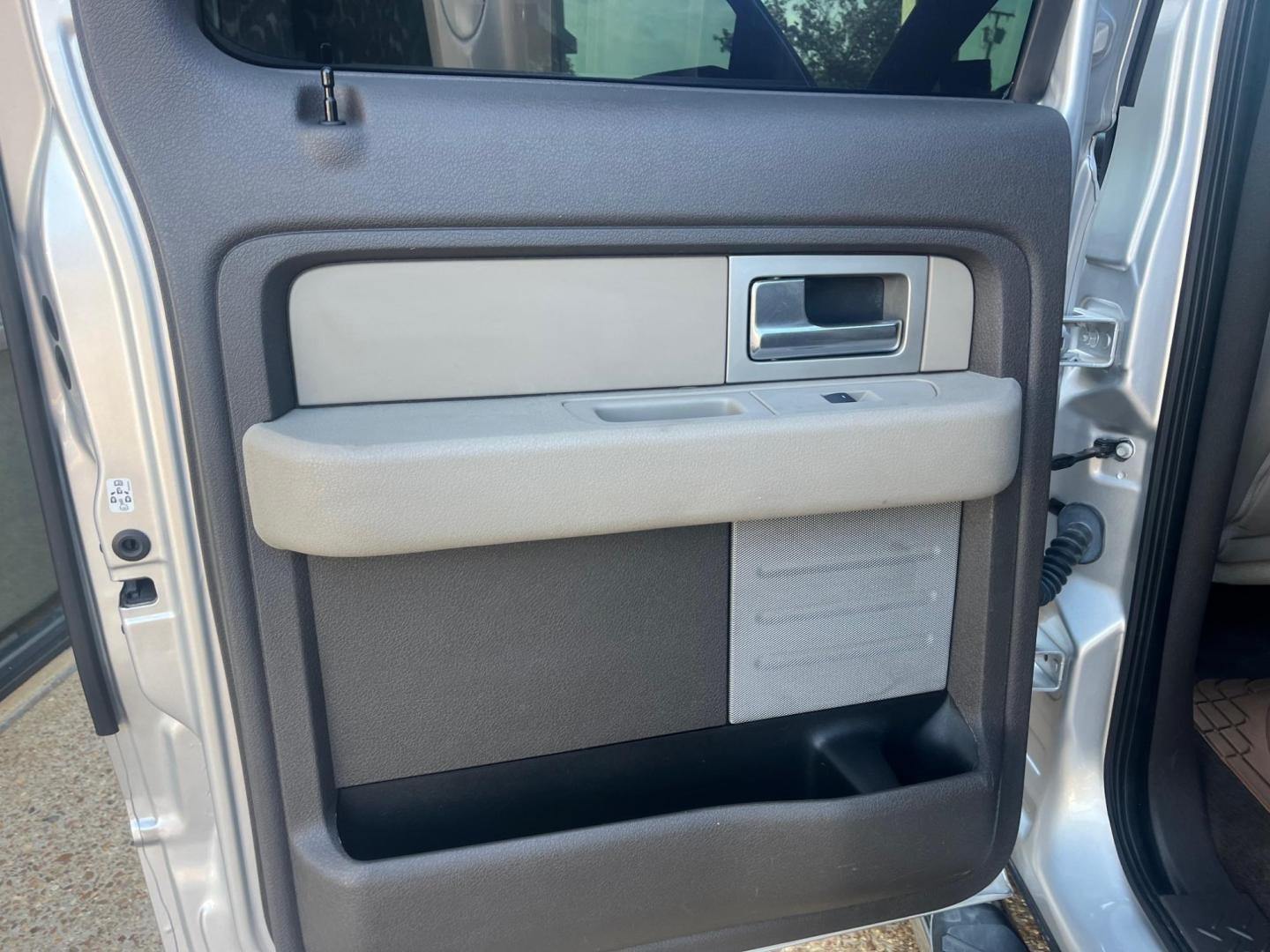 2009 SILVER /Grey FORD F-150 XL; LIMITED; X XLT (1FTPW02V79K) with an 5.4L V8 SOHC 24V FFV engine, 4-Speed Automatic transmission, located at 922 W. Beacon St., Philadelphia, MS, 39350, (601) 650-3675, 32.770447, -89.127151 - Title: 2009 Ford F-150 XLT Super Crew 6.5-ft. Bed Flare side 2WD Year: 2009 Make: Ford Model: F-150 Engine: 5.4L V8 SOHC 24V FFV Body: CREW CAB PICKUP 4-DR Transmission: 4-Speed Automatic Drive Type: RWD Mpg City: 15 Mpg: 20 Trim: XLT Super Crew 6.5-ft. Bed Flare side 2WD - Photo#7