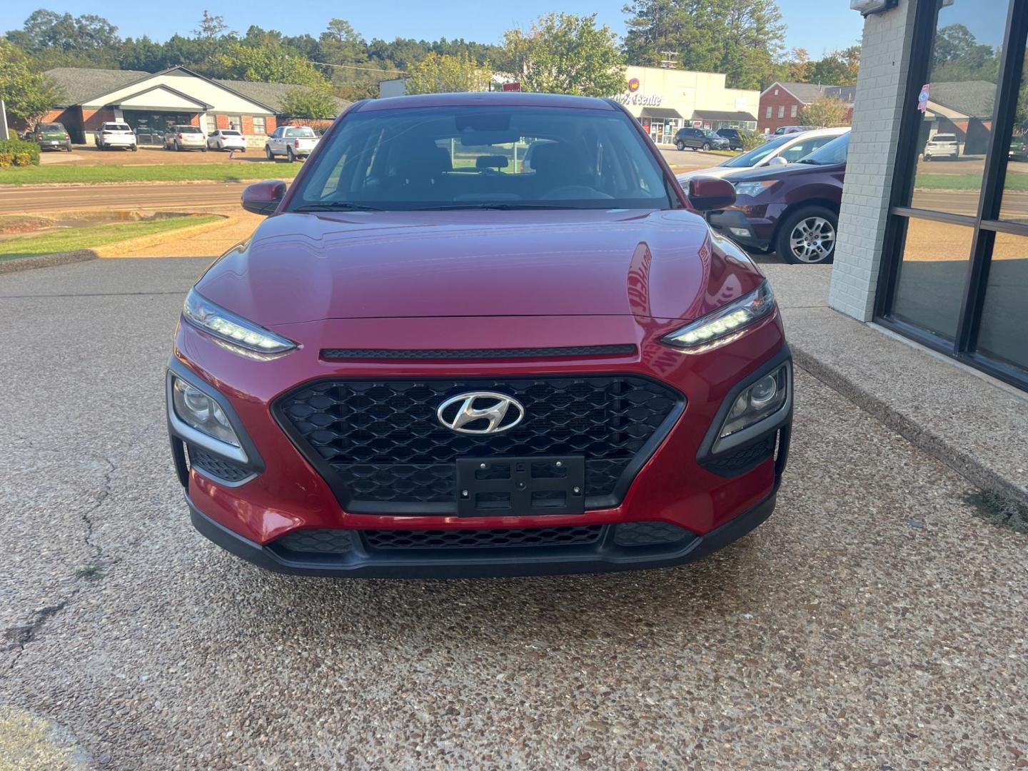 2019 RED HYUNDAI KONA SE SE (KM8K12AA1KU) with an 2.0L L4 DOHC 16V engine, 6-Speed Automatic transmission, located at 922 W. Beacon St., Philadelphia, MS, 39350, (601) 650-3675, 32.770447, -89.127151 - Title: 2019 Hyundai Kona SE Year: 2019 Make: Hyundai Model: Kona Engine: 2.0L L4 DOHC 16V Body: SPORT UTILITY 4-DR Transmission: 6A Drive Type: FWD Trim: SE - Photo#1