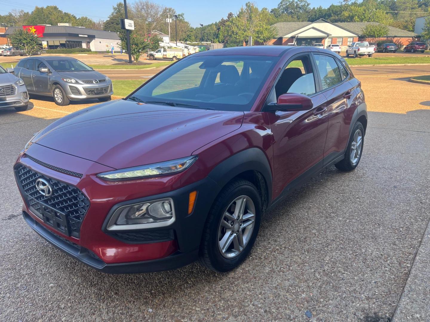 2019 RED HYUNDAI KONA SE SE (KM8K12AA1KU) with an 2.0L L4 DOHC 16V engine, 6-Speed Automatic transmission, located at 922 W. Beacon St., Philadelphia, MS, 39350, (601) 650-3675, 32.770447, -89.127151 - Title: 2019 Hyundai Kona SE Year: 2019 Make: Hyundai Model: Kona Engine: 2.0L L4 DOHC 16V Body: SPORT UTILITY 4-DR Transmission: 6A Drive Type: FWD Trim: SE - Photo#2