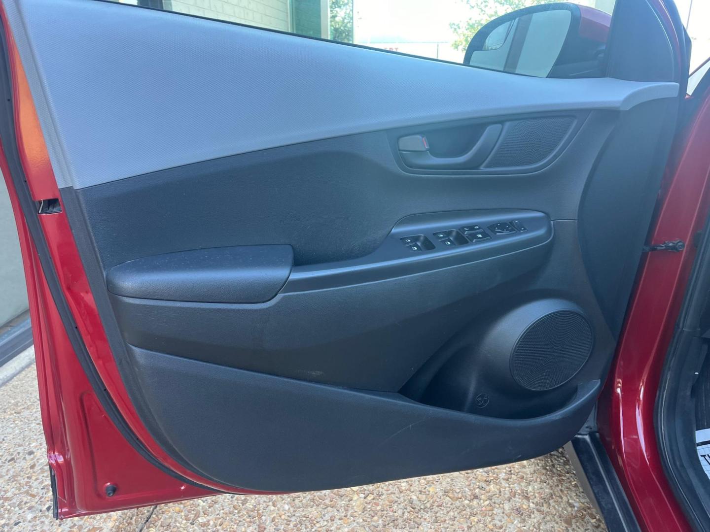 2019 RED HYUNDAI KONA SE SE (KM8K12AA1KU) with an 2.0L L4 DOHC 16V engine, 6-Speed Automatic transmission, located at 922 W. Beacon St., Philadelphia, MS, 39350, (601) 650-3675, 32.770447, -89.127151 - Title: 2019 Hyundai Kona SE Year: 2019 Make: Hyundai Model: Kona Engine: 2.0L L4 DOHC 16V Body: SPORT UTILITY 4-DR Transmission: 6A Drive Type: FWD Trim: SE - Photo#4