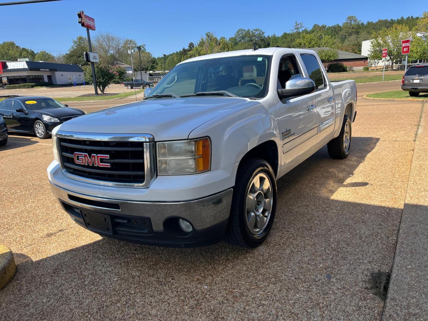 2011 WHITE GMC SIERRA SLE SLE (3GTP1VE03BG) with an 5.3L V8 OHV 16V FFV engine, 4-Speed Automatic transmission, located at 922 W. Beacon St., Philadelphia, MS, 39350, (601) 650-3675, 32.770447, -89.127151 - Title: 2011 GMC Sierra 1500 SLE Crew Cab Year: 2011 Make: GMC Model: Sierra 1500 Engine: 5.3L V8 OHV 16V FFV Body: CREW CAB PICKUP 4-DR Transmission: 4-Speed Automatic Drive Type: RWD Mpg City: 15 Mpg: 21 Trim: SLE Crew Cab - Photo#2