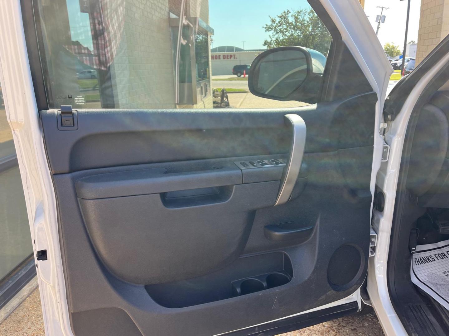 2011 WHITE GMC SIERRA SLE SLE (3GTP1VE03BG) with an 5.3L V8 OHV 16V FFV engine, 4-Speed Automatic transmission, located at 922 W. Beacon St., Philadelphia, MS, 39350, (601) 650-3675, 32.770447, -89.127151 - Title: 2011 GMC Sierra 1500 SLE Crew Cab Year: 2011 Make: GMC Model: Sierra 1500 Engine: 5.3L V8 OHV 16V FFV Body: CREW CAB PICKUP 4-DR Transmission: 4-Speed Automatic Drive Type: RWD Mpg City: 15 Mpg: 21 Trim: SLE Crew Cab - Photo#4